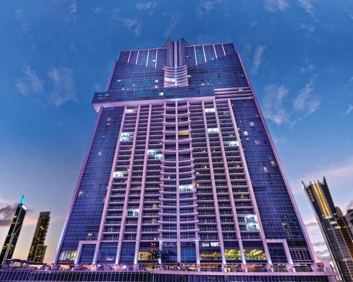 Megapolis Hotel Panama Exterior foto The hotel at night
