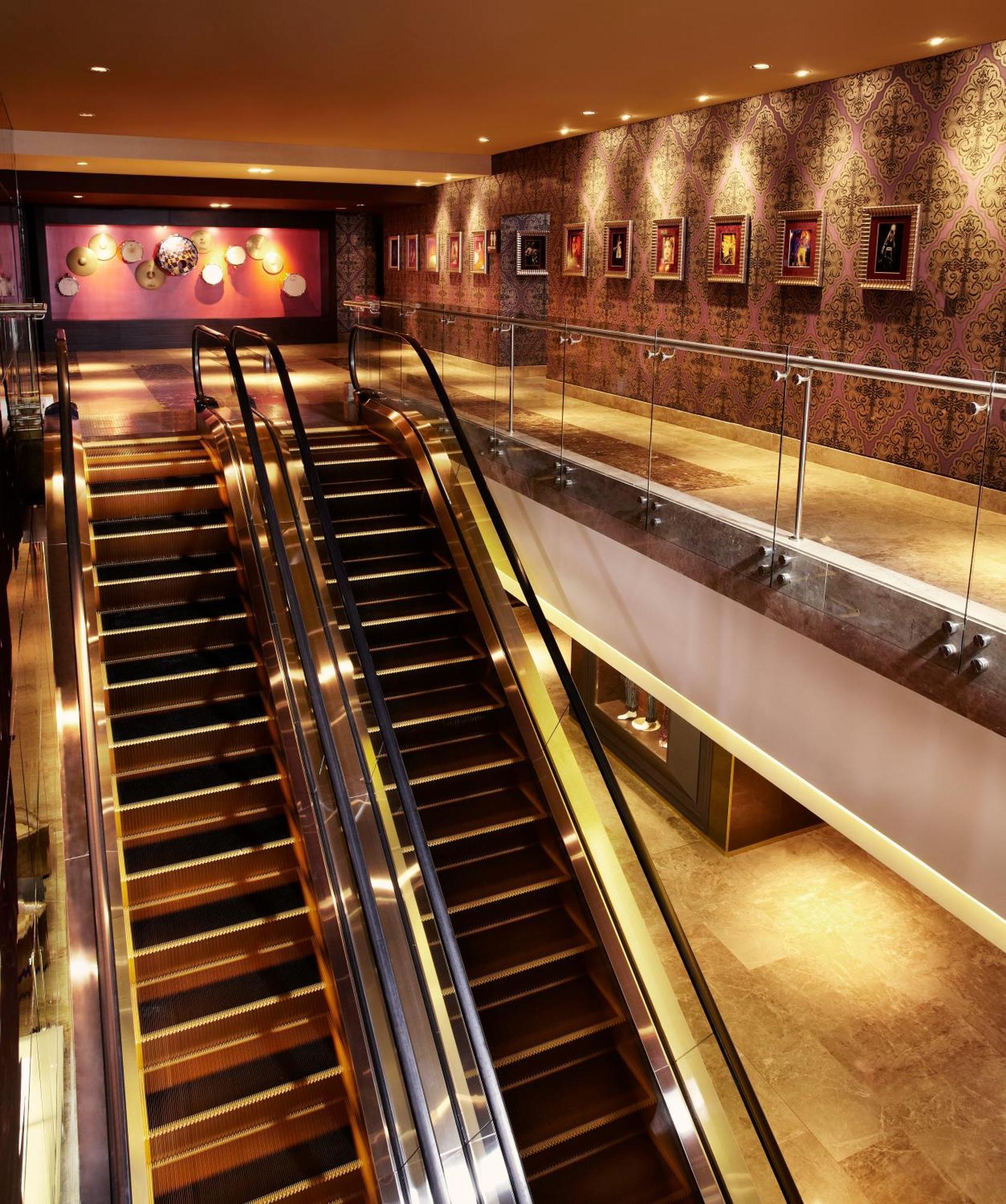 Megapolis Hotel Panama Exterior foto Escalator at the entrance of the hotel