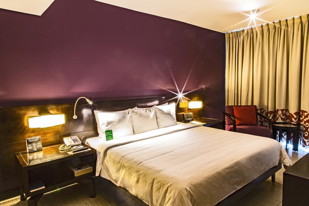 Megapolis Hotel Panama Exterior foto A room at the hotel
