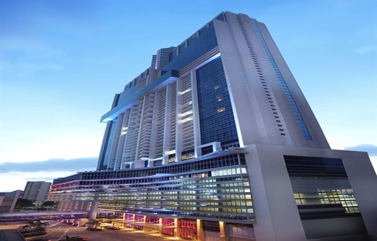 Megapolis Hotel Panama Exterior foto The hotel at night